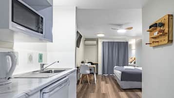 Business Studio | Private kitchenette | Fridge, microwave, coffee/tea maker, toaster