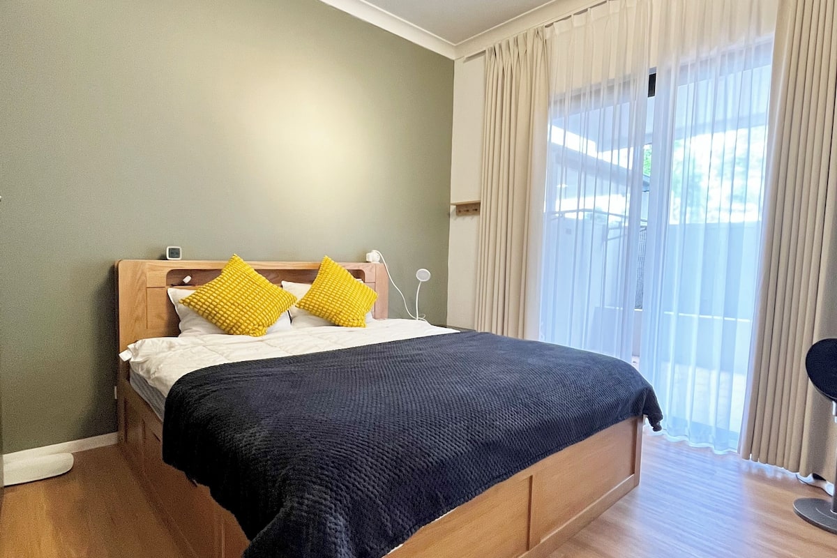 Deluxe Apartment, 2 Bedrooms, Garden View | 2 bedrooms, minibar, desk, iron/ironing board
