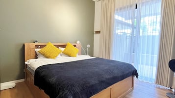 Appartamento Deluxe, 2 camere da letto, vista giardino | 2 camere, minibar, una scrivania, ferro/asse da stiro