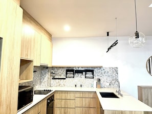 Deluxe Apartment, 2 Bedrooms, Garden View | Private kitchen