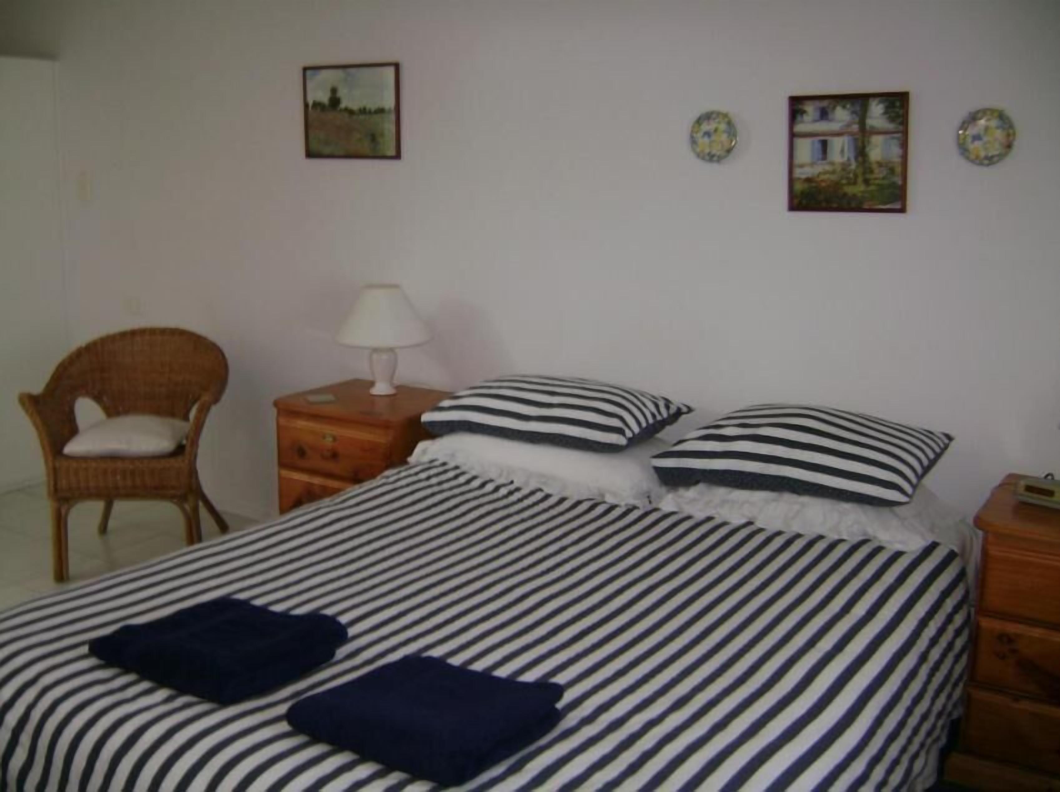 Ropa de cama hipoalergénica y tabla de planchar con plancha 