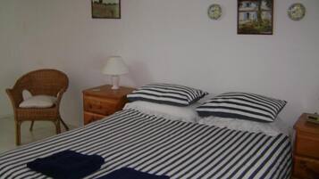 Ropa de cama hipoalergénica y tabla de planchar con plancha