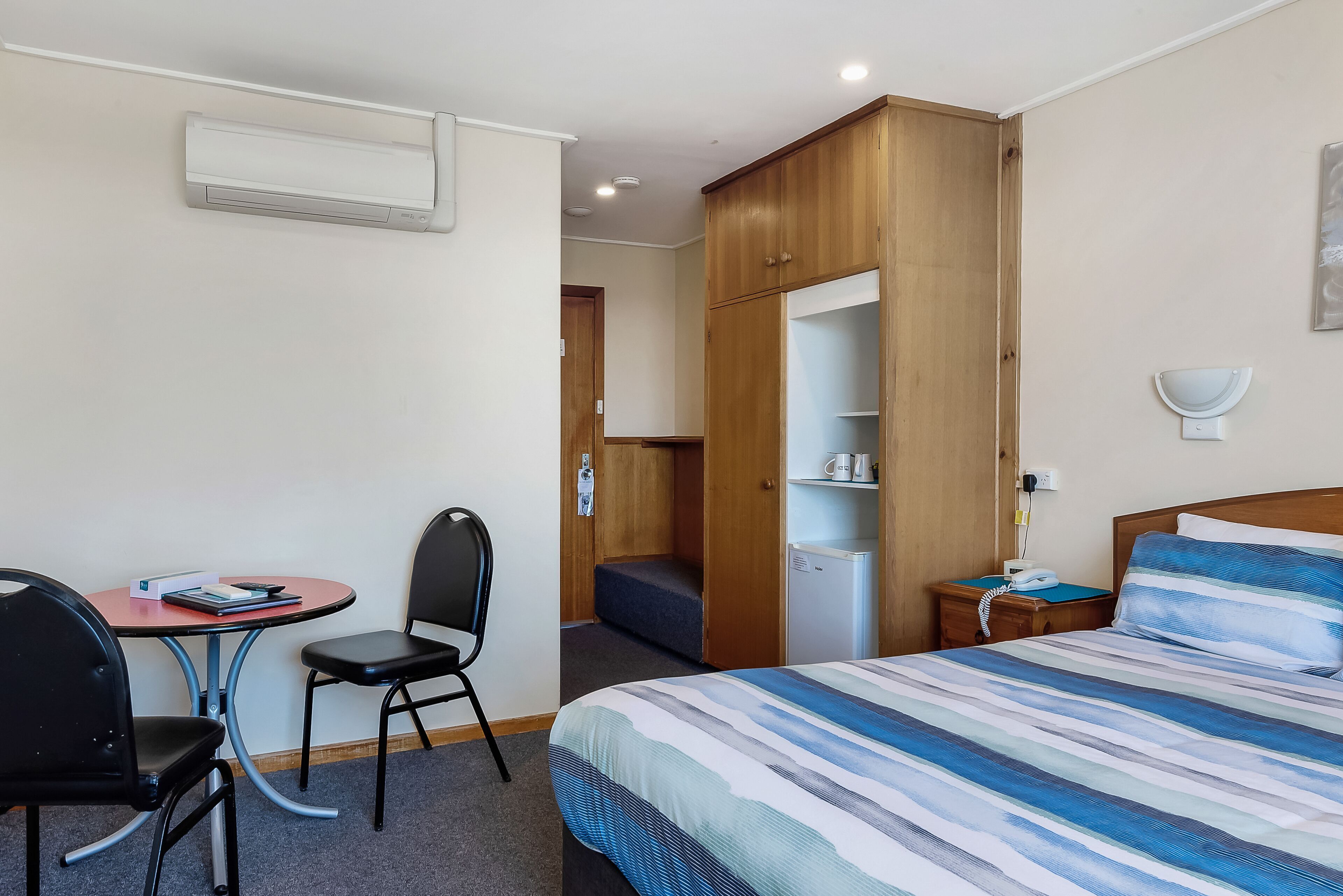 Espaço de trabalho para notebook, ferros/tábuas de passar roupa