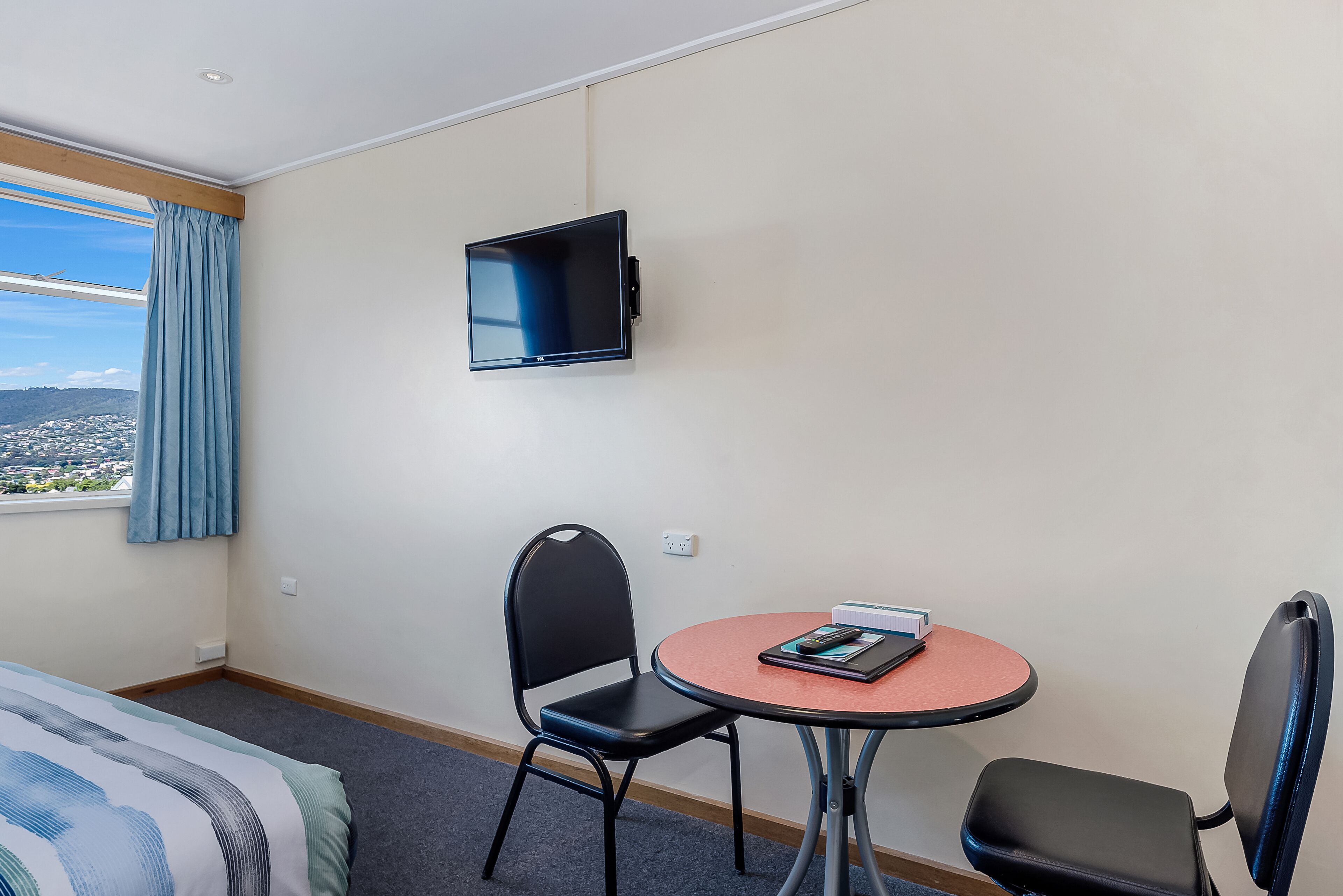 double room | living area | flat-screen tv