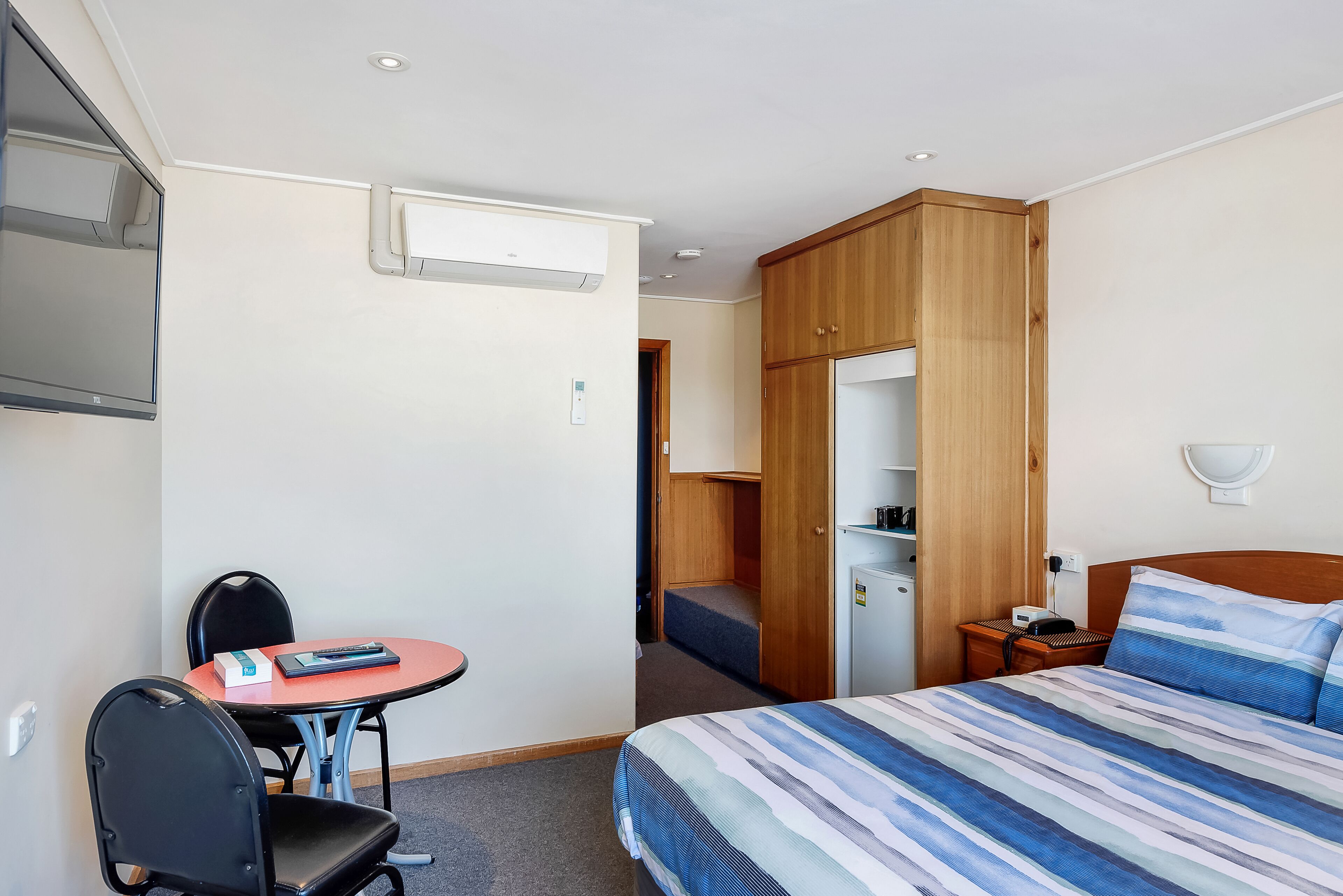 twin room | laptop workspace, iron/ironing board, free wifi, bed sheets