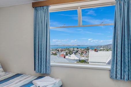 Espacio para trabajar con laptop y tabla de planchar con plancha