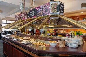 Ein Bereich mit Buffet und verschiedenen Speisen, darüber ein dekoratives Schild.