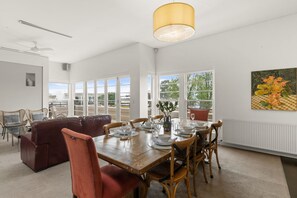 Individually decorated, individually furnished, iron/ironing board - Captain's Retreat Apartments and Cottages (Williamstown)