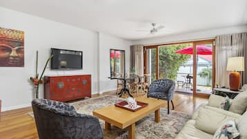 Stephanie's Courtyard Apartment - One bedroom | Living area