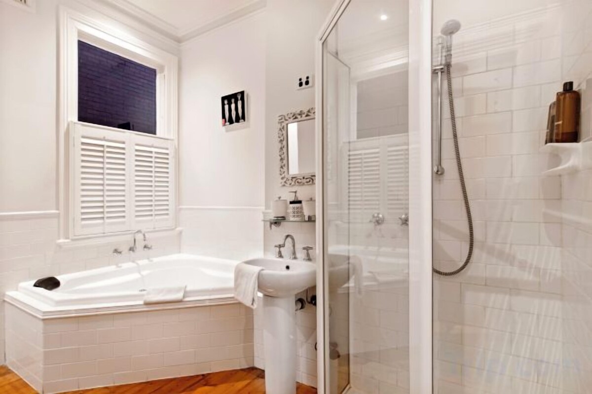 Badkamer | Een bad/douchecombinatie, gratis toiletartikelen, een haardroger