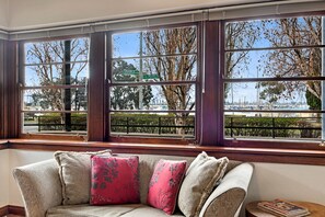 Living area - Captain's Retreat Apartments and Cottages (Williamstown)