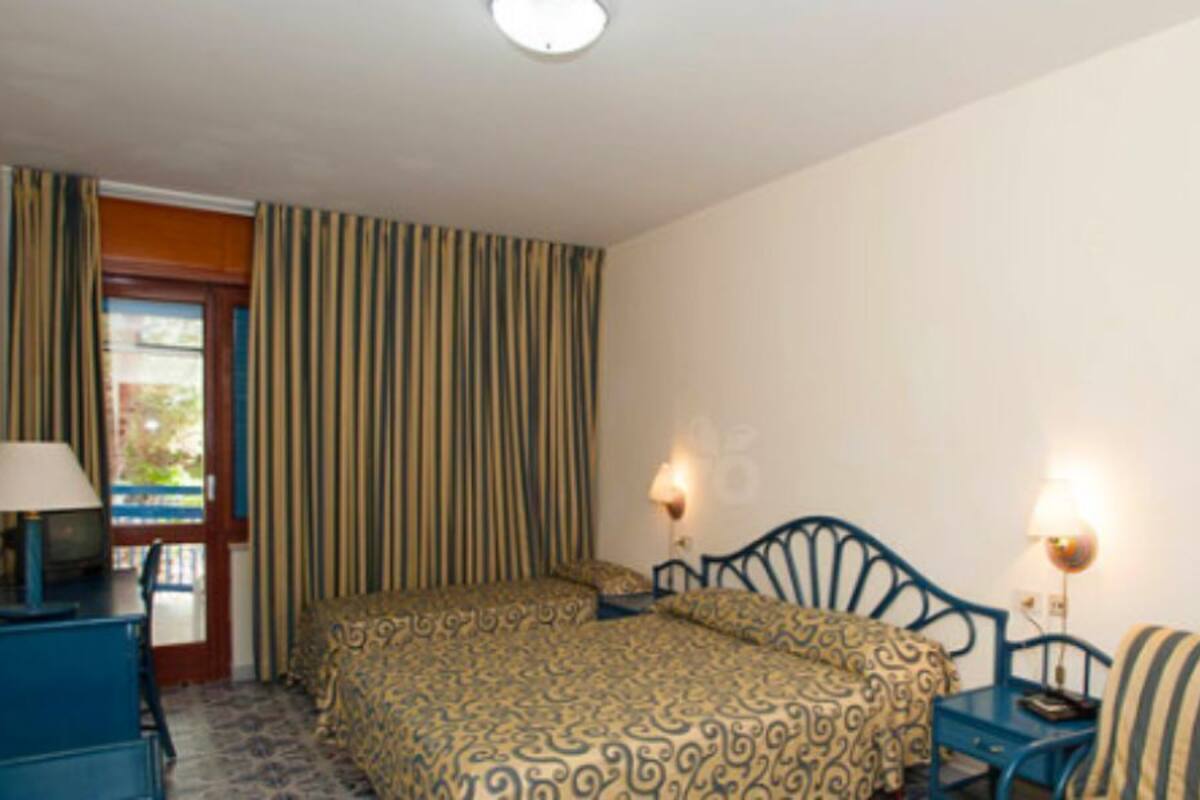 In-room safe, cots/infant beds