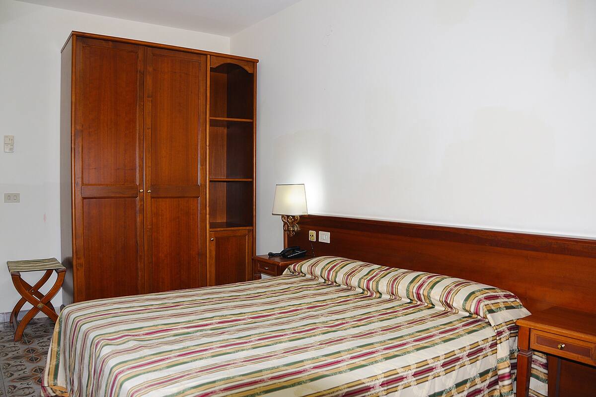 In-room safe, cots/infant beds