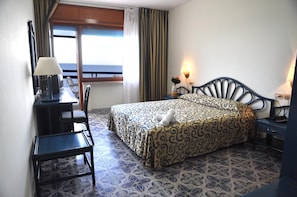 In-room safe, cots/infant beds