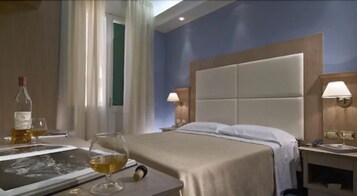 Minibar, caja de seguridad en la habitación, escritorio y cunas 