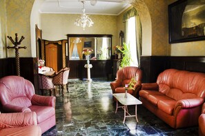 Quadruple Room | Living area