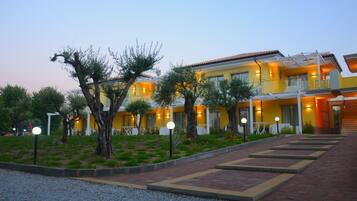 Façade de l’hébergement - soirée/nuit