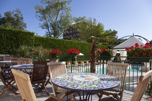 Outdoor pool, pool umbrellas, sun loungers - Ute (Jesolo)