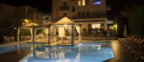 Outdoor pool, pool umbrellas, sun loungers