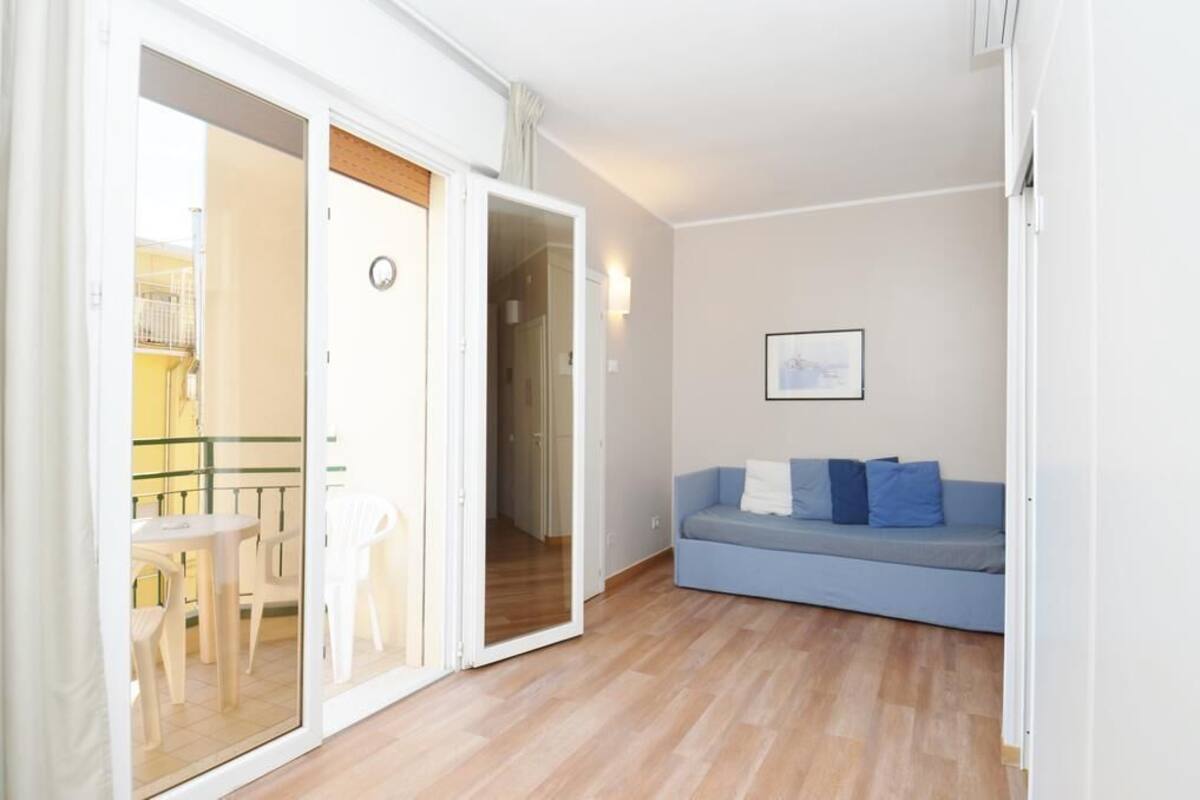 Minibaari, tallelokero huoneessa, työpöytä, vauvansängyt