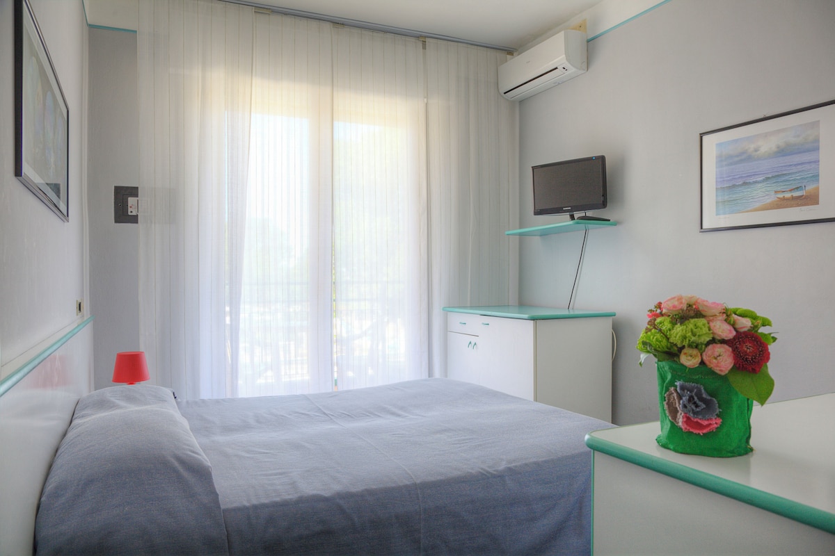 Minibar, caja de seguridad en la habitación, escritorio y cunas 