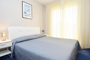 Minibar, pengeskab på værelset, skrivebord