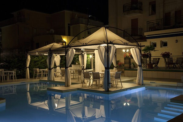 Outdoor pool, pool umbrellas, sun loungers