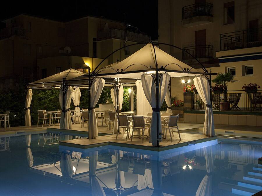 Piscina externa, guarda-sóis, espreguiçadeiras