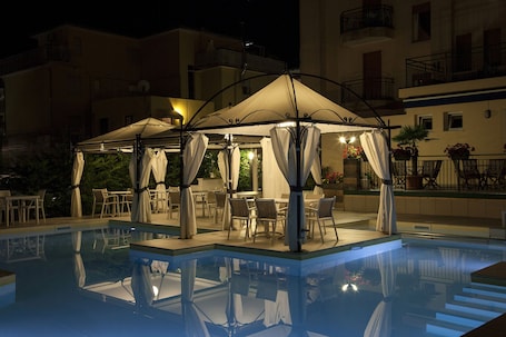 Outdoor pool, pool umbrellas, sun loungers