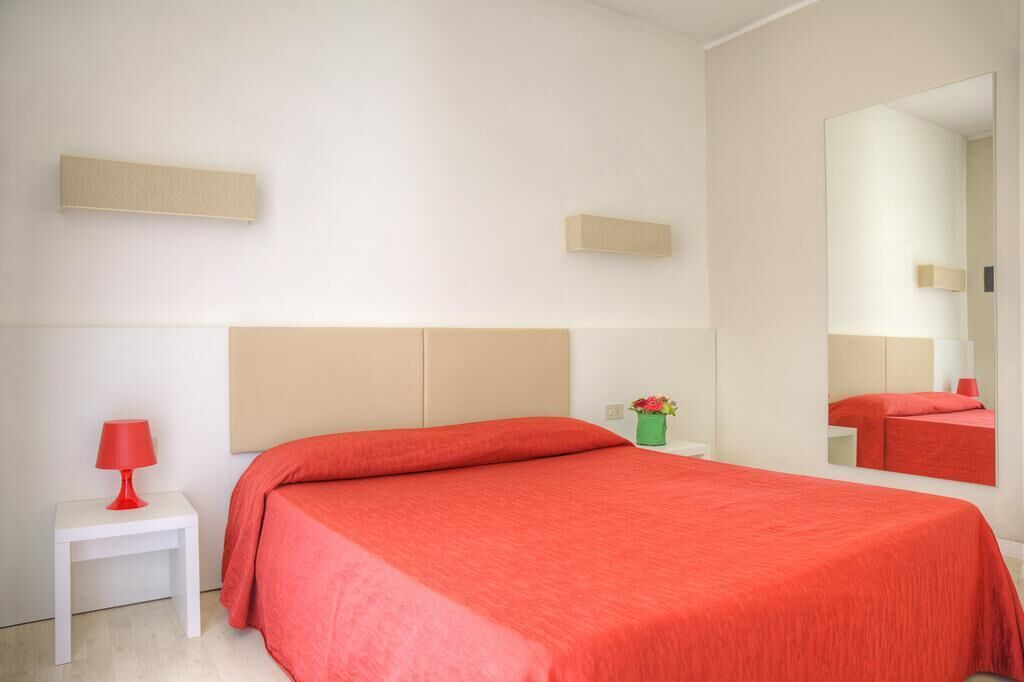 Minibar, caja fuerte, escritorio y cunas (de pago)