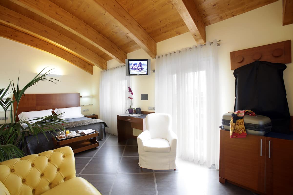 Suite (4 People) | Area soggiorno | TV a schermo piatto