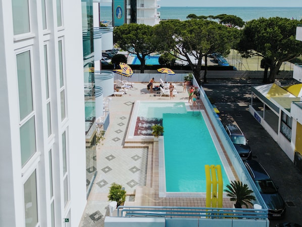 Outdoor pool, open 8 AM to 8 PM, pool umbrellas, sun loungers - Hotel Coppe (Jesolo)