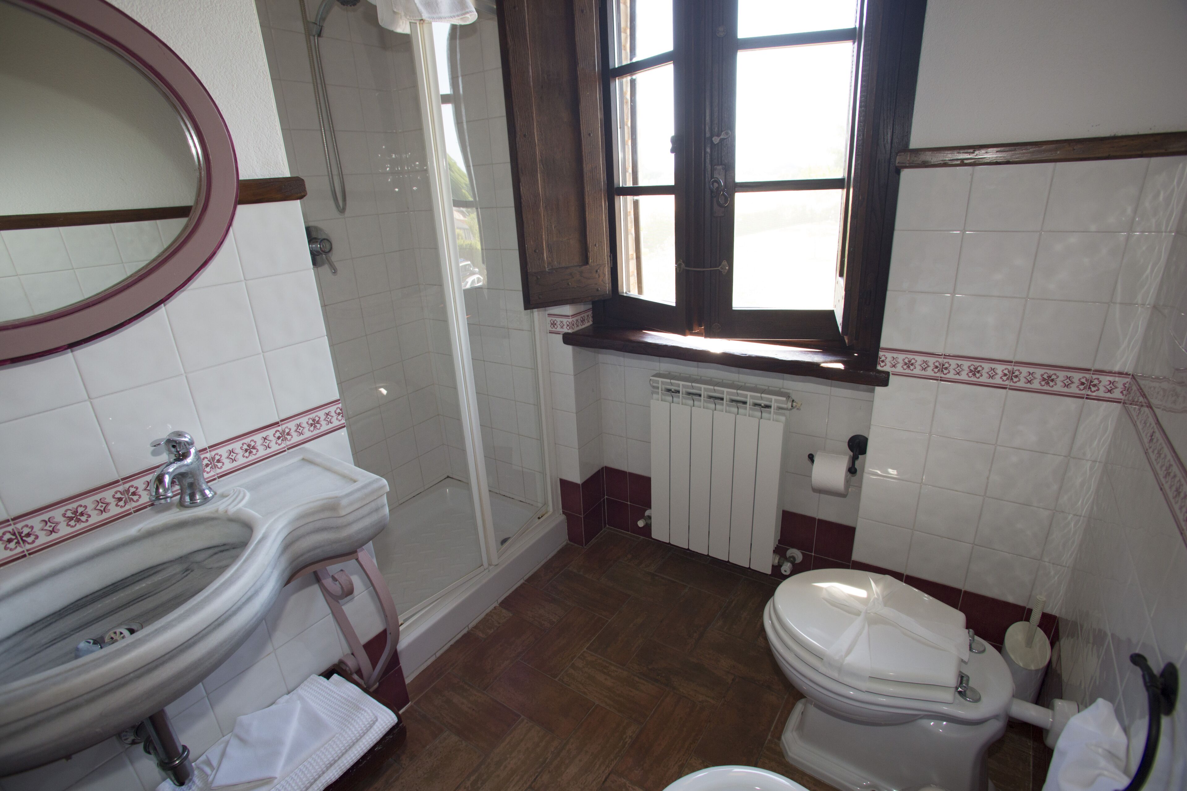 Une salle de bain avec un lavabo, des toilettes et une douche.