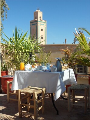 朝食 (コンチネンタル ブレックファスト)、毎日提供 (無料)