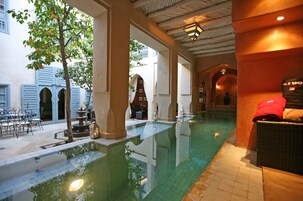 Kolam renang tertutup