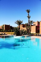 室外游泳池，池畔遮阳伞，日光浴躺椅