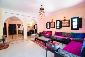 デラックス ヴィラ 4 ベッドルーム プライベートプール | リビング エリア | テレビ、プリンター