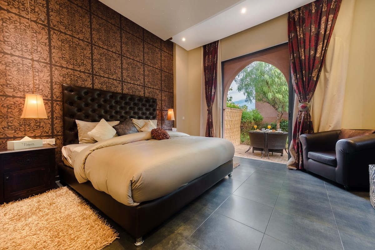 Chambre Deluxe double | Literie de qualité, coffre-fort, rideaux d’obscurcissement
