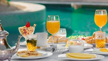 Daily full breakfast (MAD 100 per person)