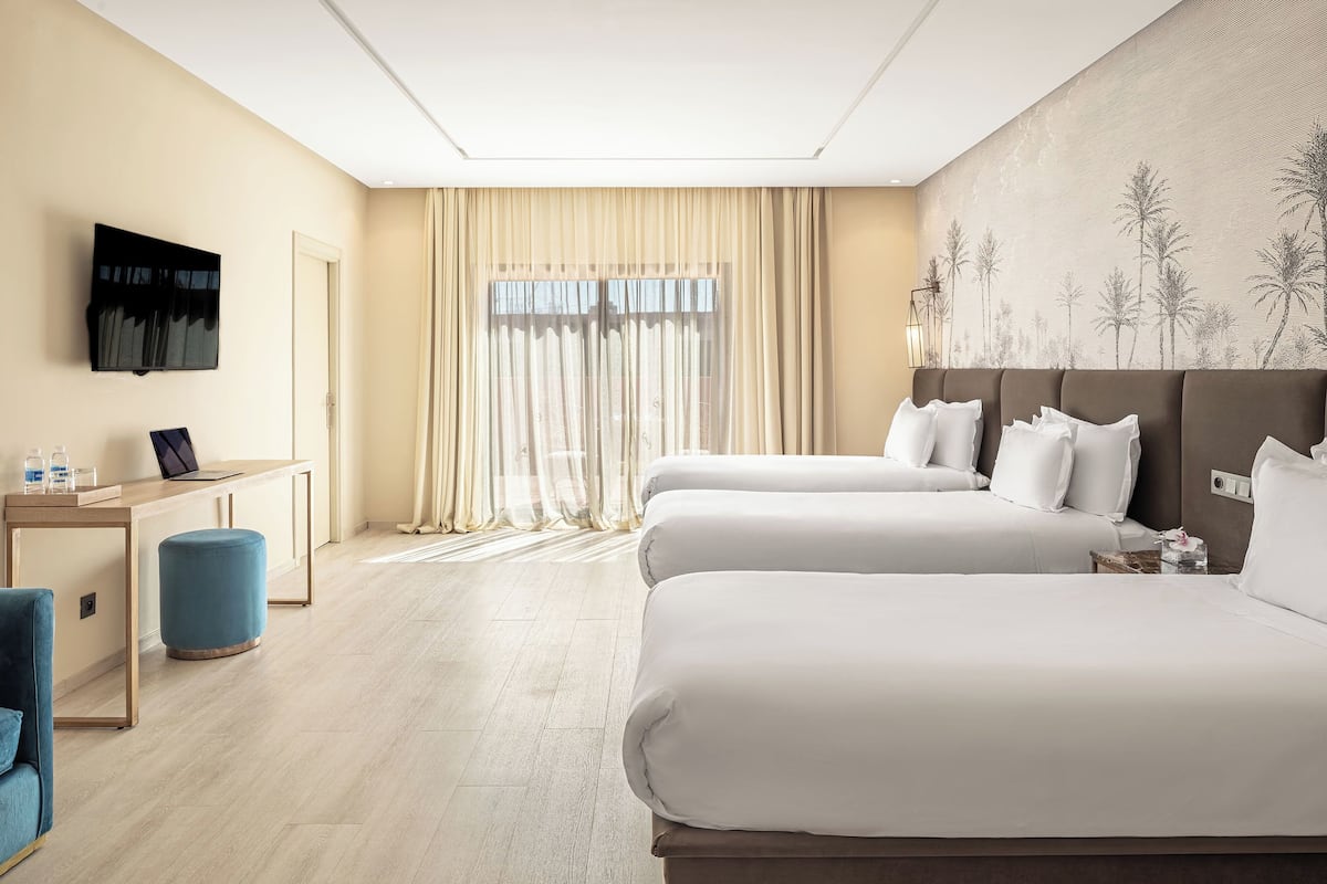 triple room (vue rue ibnisahel) | minibar, desk, blackout curtains, free wifi