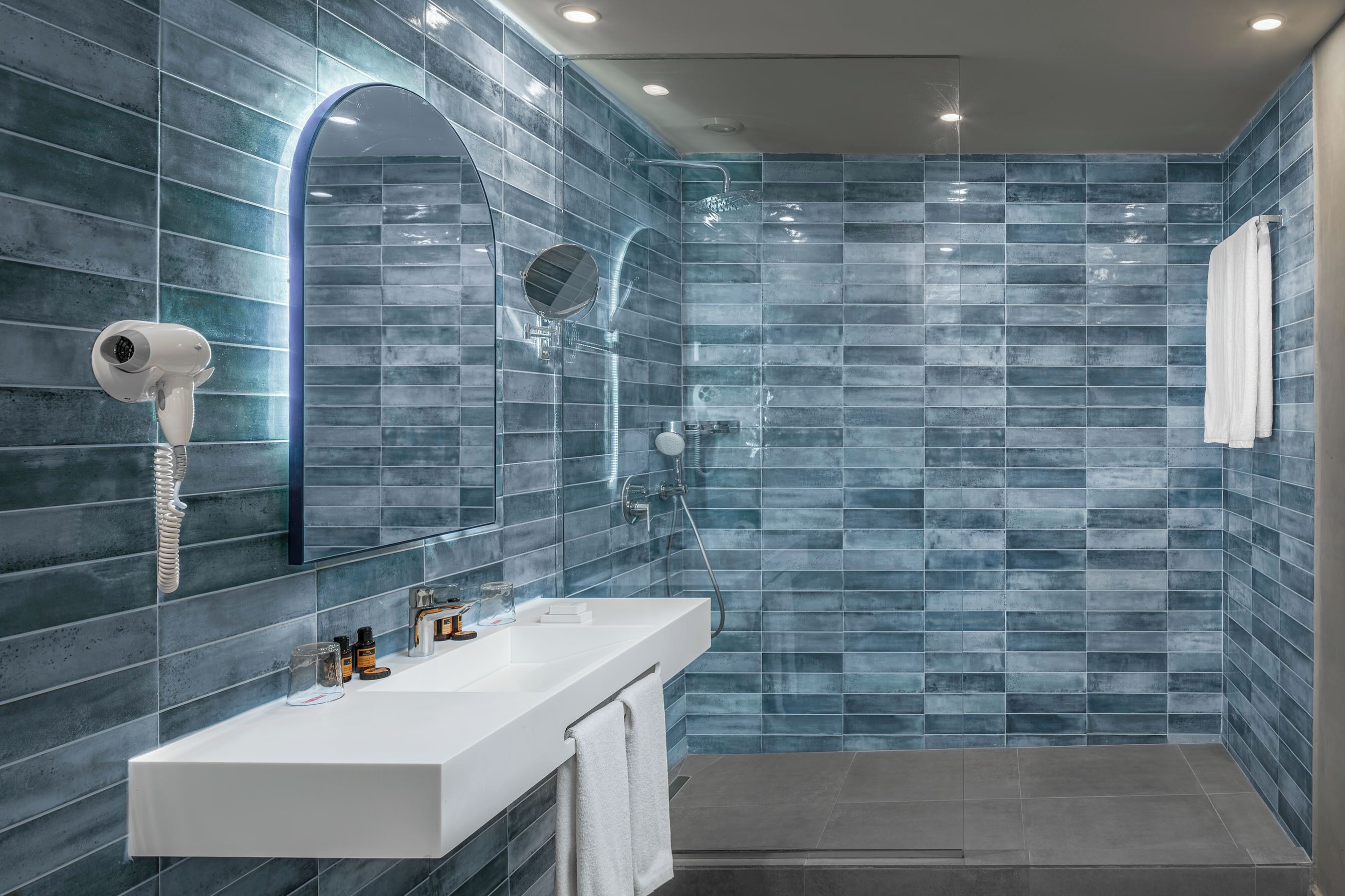 shower, free toiletries, hair dryer, bidet