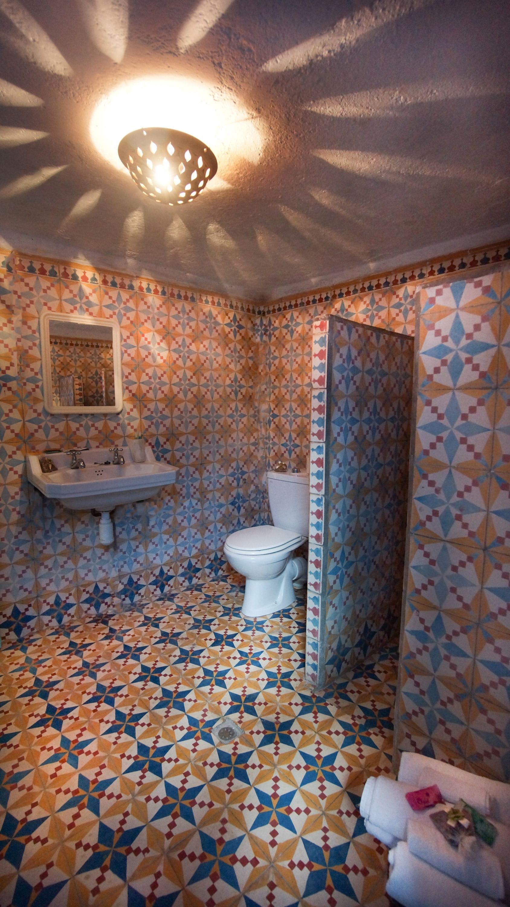 standard double room | bathroom | shower, free toiletries, hair dryer, towels