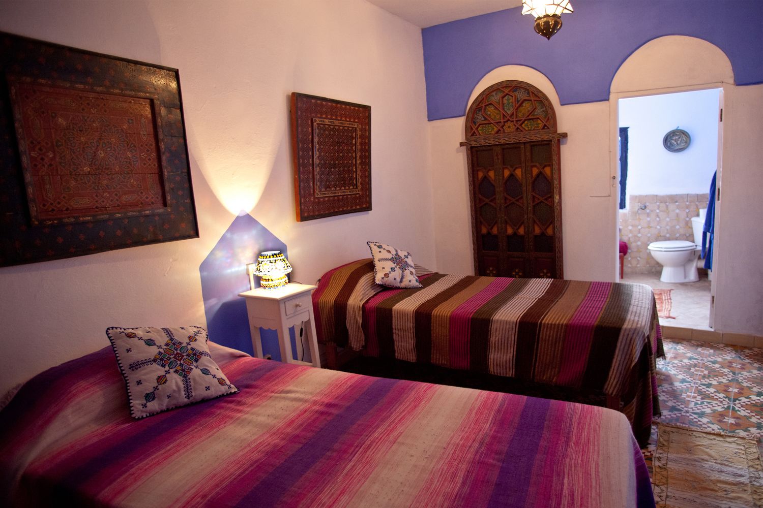 خزنة داخل الغرفة وبديكورات فريدة لكل غرفة ومكت ب