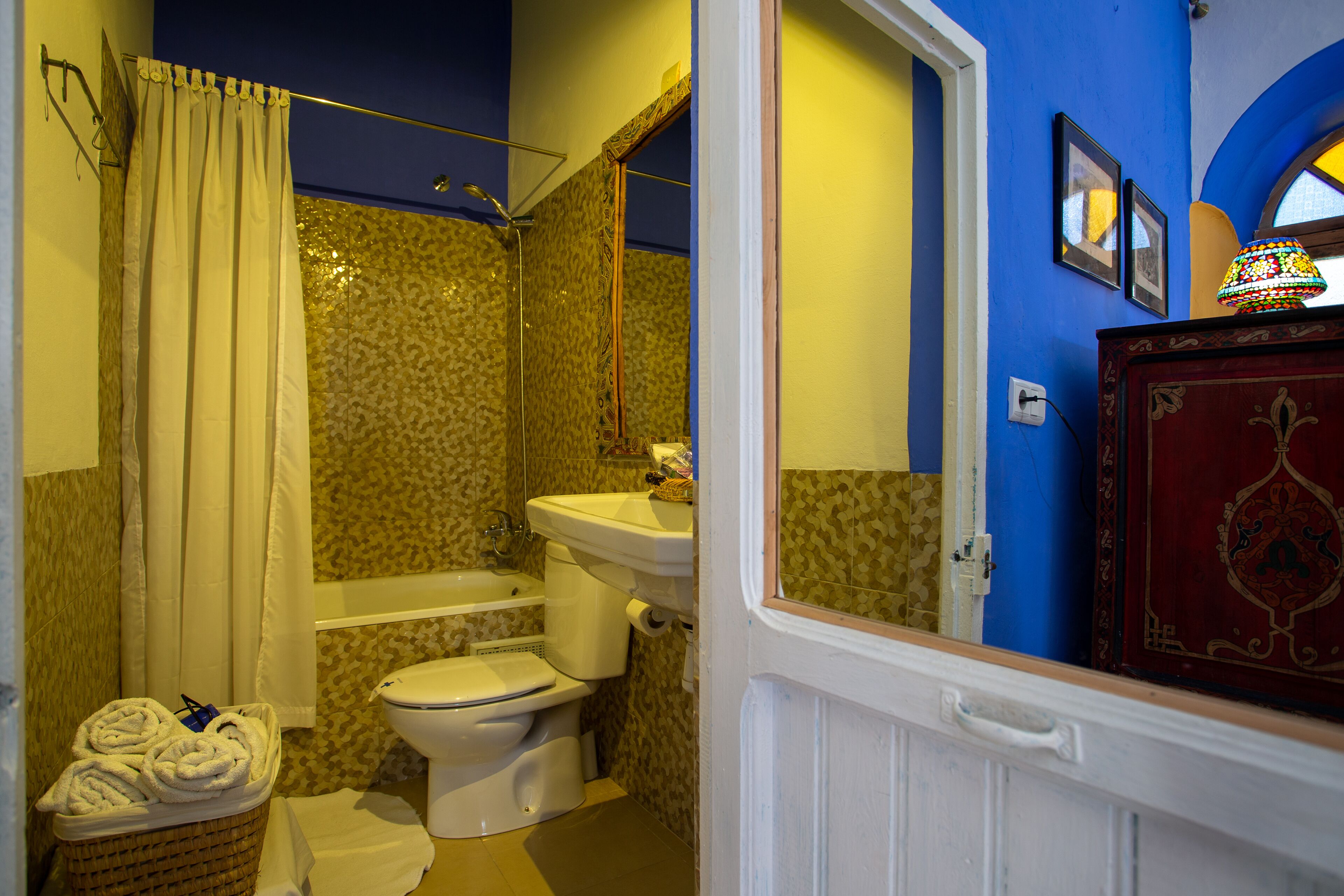 superior suite | bathroom | shower, free toiletries, hair dryer, towels