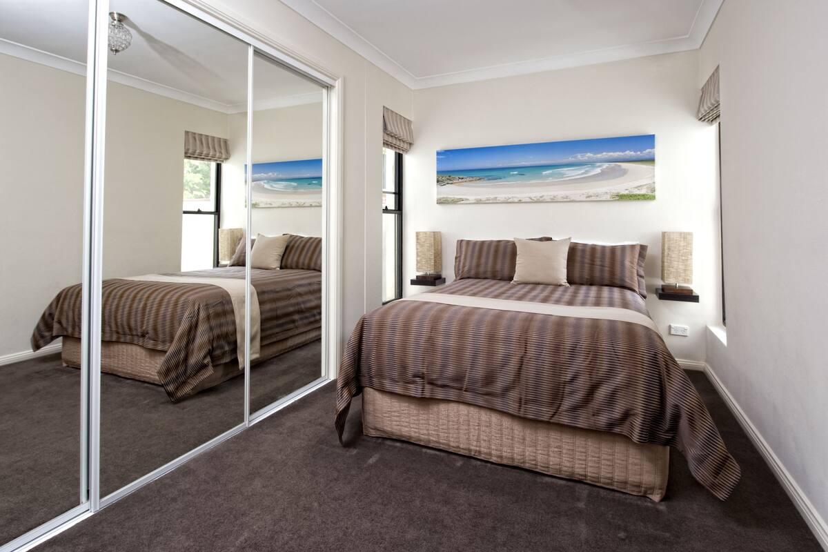 Luxury Three Bedroom Town House | Egyptian cotton sheets, premium bedding, desk, blackout drapes