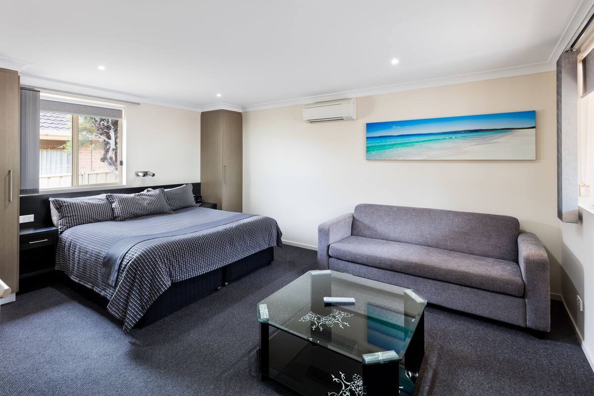 Deluxe Room | Egyptian cotton sheets, premium bedding, desk, blackout drapes