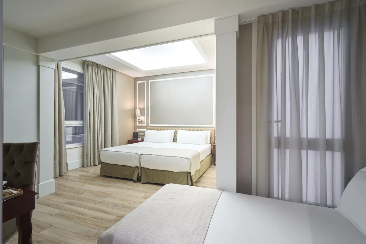 ห้องทริปเปิล | มินิบาร์, ตู้นิรภัยในห้องพัก, โต๊ะทำงาน, ผ้าม่านกันแสง