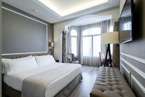 Minibar, Zimmersafe, Schreibtisch, Verdunkelungsvorhänge