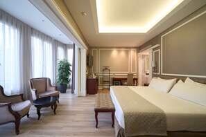 Minibar, in-room safe, desk, blackout drapes - Catalonia Passeig de Gràcia (Barcelona)