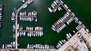 Un puerto deportivo con barcos amarrados a muelles de madera.